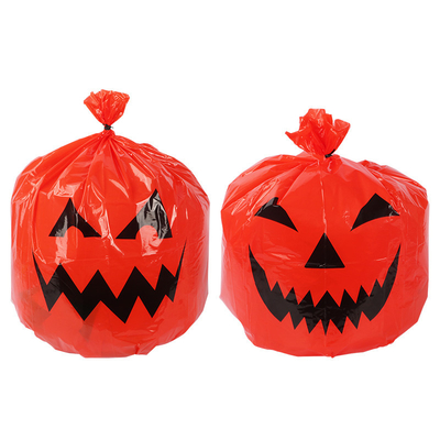 Halloween-de Truc van de Decoratiepompoen of het Behandelen van Gazonzakken voor Feestelijk Blad